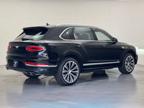 Used 2025 Bentley Bentayga image 3