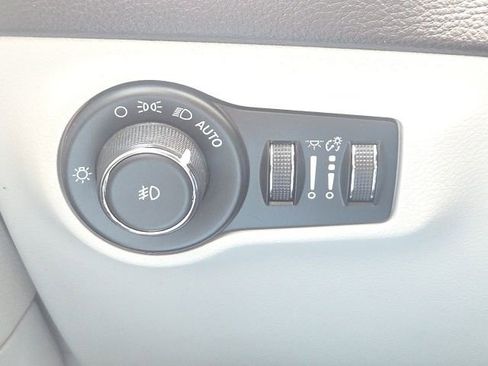 Used 2018 Jeep Compass Latitude FWD image 25