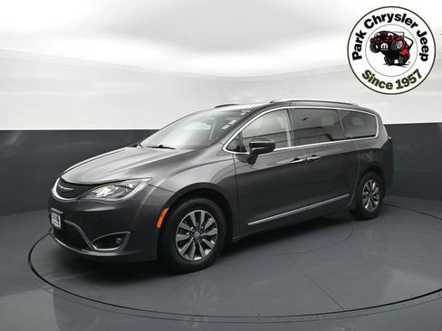 Used 2020 Chrysler Pacifica Touring-L Plus w/ Advanced Safetytec Group FWD image 2