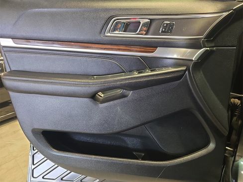 Used 2018 Ford Explorer Limited image 27