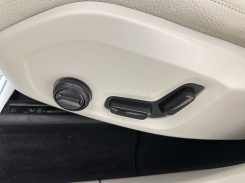 Used 2022 Volvo XC60 B5 Momentum image 10