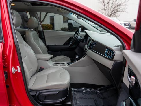 Used 2017 Kia Niro Touring image 10