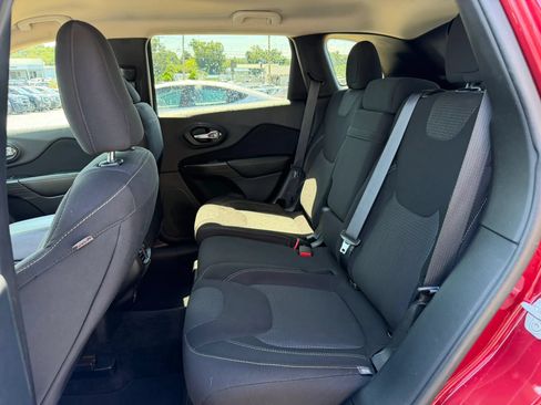 Used 2016 Jeep Cherokee Latitude FWD image 12
