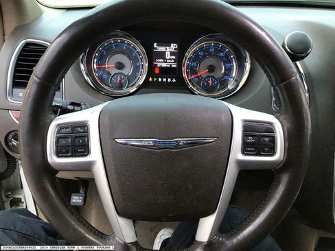 Used 2014 Chrysler Town & Country Touring-L w/ Driver Convenience Group image 8