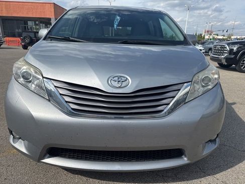 Used 2017 Toyota Sienna XLE image 12