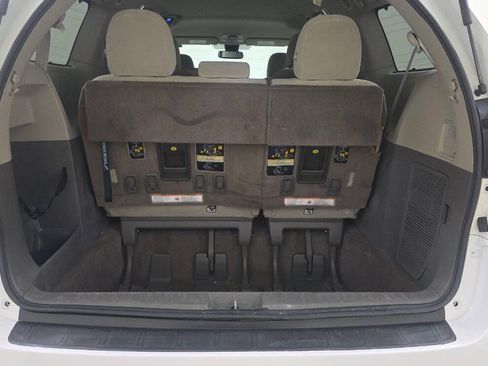 Used 2018 Toyota Sienna LE w/ Carpet Mat Package FWD image 13
