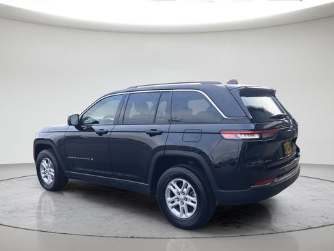 Used 2023 Jeep Grand Cherokee Laredo AWD/4WD image 5
