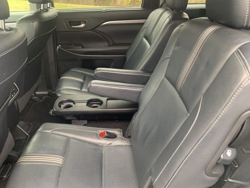 Used 2017 Toyota Highlander SE image 13