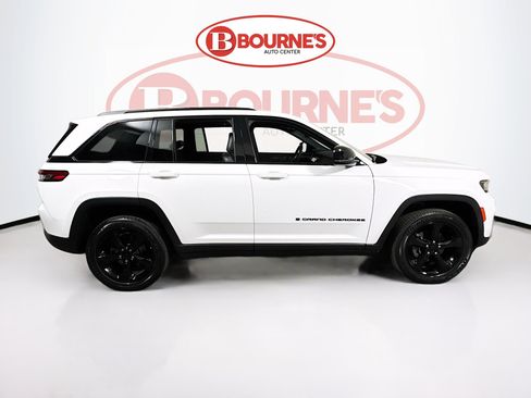 Used 2023 Jeep Grand Cherokee Altitude AWD/4WD image 11