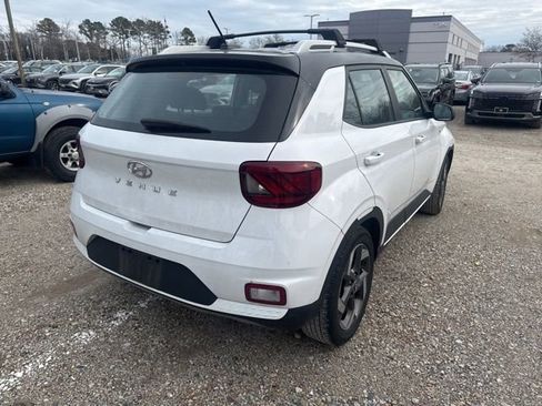 Used 2023 Hyundai Venue Limited image 9