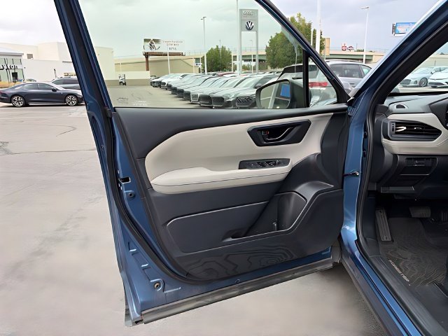Used 2025 Subaru Forester w/ Convenience Package #1 AWD/4WD image 17