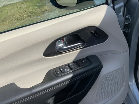 Used 2024 Chrysler Pacifica Touring-L image 12