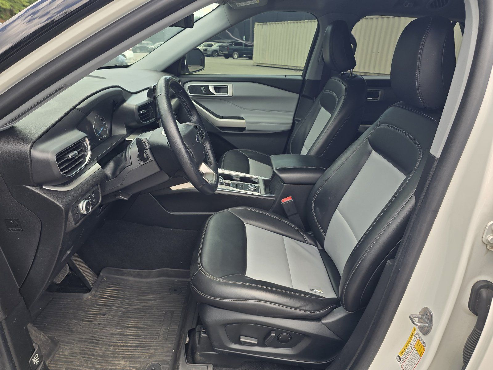 Used 2022 Ford Explorer XLT w/ Equipment Group 202A AWD/4WD image 13