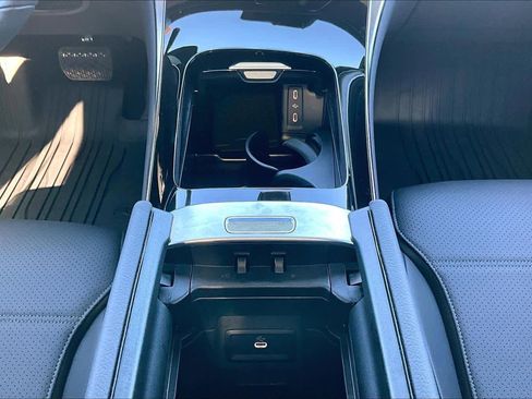 Used 2025 Mercedes-Benz GLC 300 4MATIC image 35