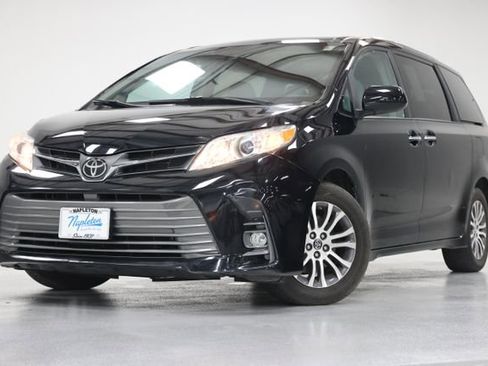 Used 2020 Toyota Sienna XLE w/ XLE Navigation Package FWD image 4