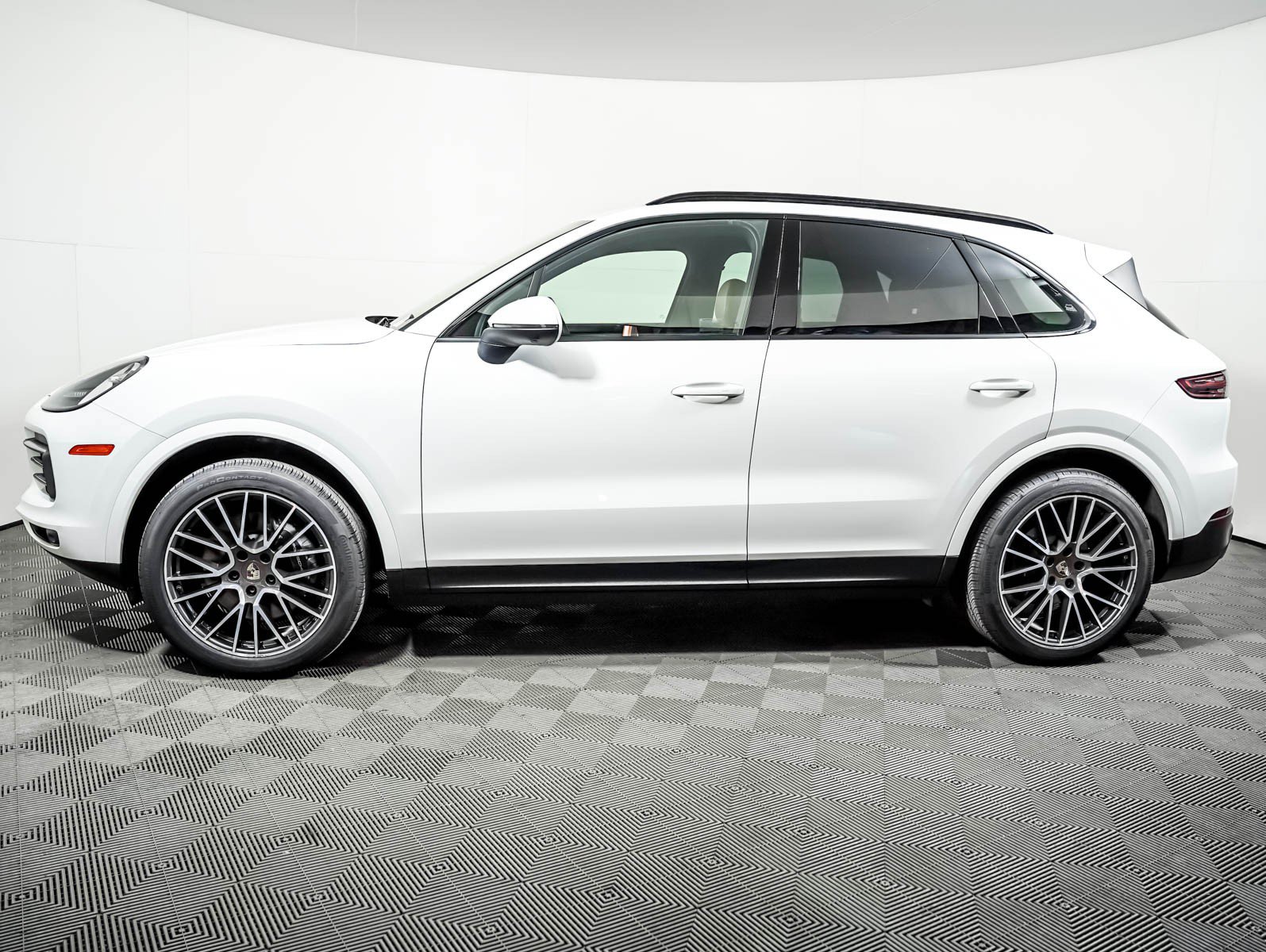 Certified 2023 Porsche Cayenne AWD/4WD image 2