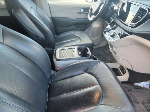 Certified 2021 Chrysler Pacifica Touring-L image 22
