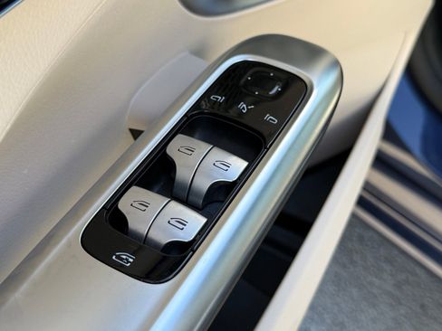 Used 2025 Mercedes-Benz C 300 Sedan image 25