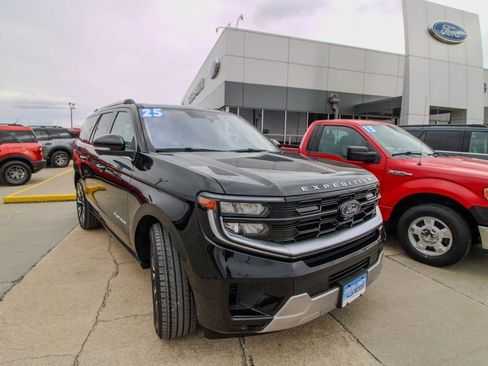 Used 2025 Ford Expedition Platinum w/ Driver's Package image 2