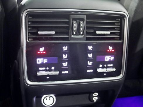 Used 2022 Porsche Cayenne Platinum Edition image 27