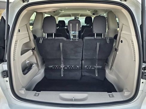 Used 2023 Chrysler Voyager LX FWD image 16