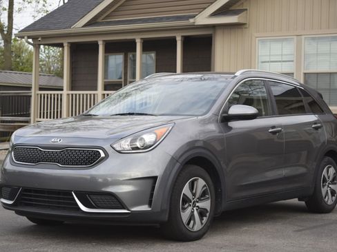 Used 2018 Kia Niro LX image 1