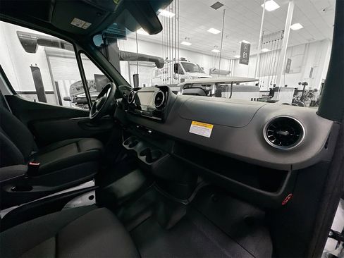 Used 2025 Mercedes-Benz Sprinter 2500 image 31