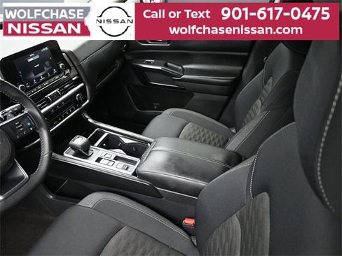 Used 2024 Nissan Pathfinder SV image 18
