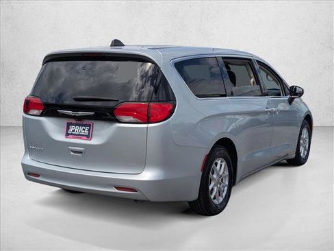 Used 2022 Chrysler Voyager LX FWD image 5