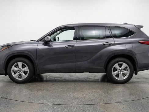 Used 2025 Toyota Highlander LE FWD image 5