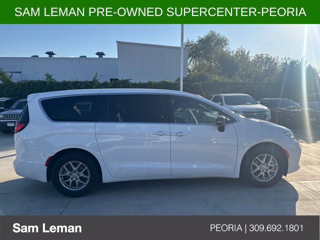 Used 2026 Chrysler Pacifica Select FWD image 3