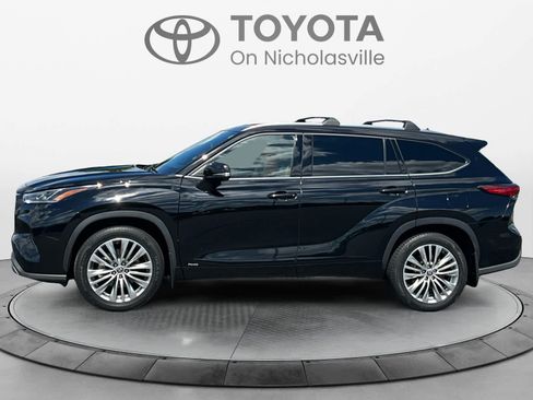 Used 2022 Toyota Highlander Platinum AWD/4WD image 2