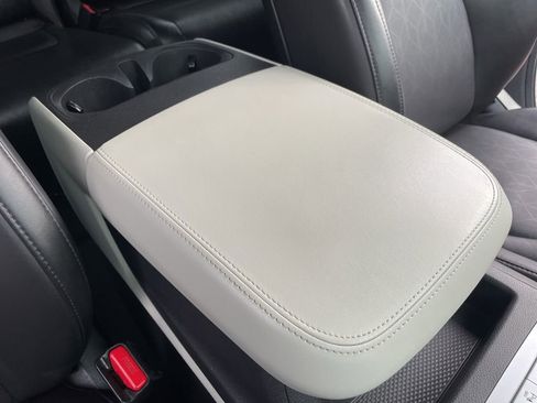 Used 2024 Kia Carnival LX image 40