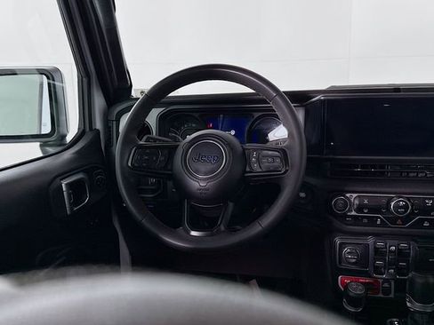 Used 2024 Jeep Wrangler Unlimited image 11