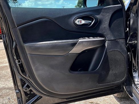 Used 2021 Jeep Cherokee Latitude Plus image 17