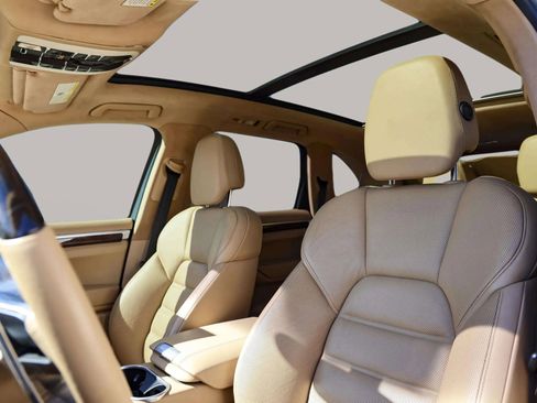 Used 2016 Porsche Cayenne Turbo image 20