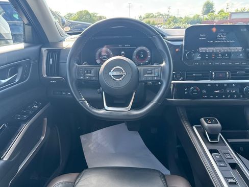 Used 2025 Nissan Pathfinder Platinum FWD image 17