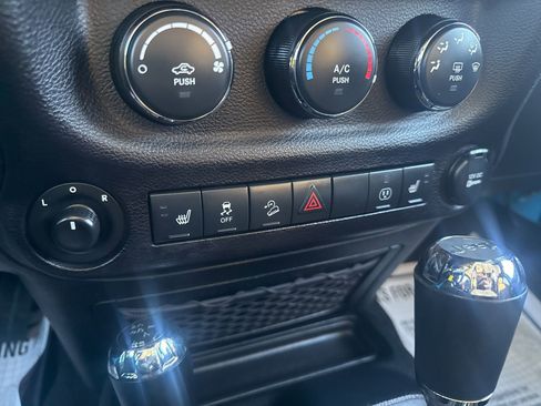 Used 2018 Jeep Wrangler Unlimited Rubicon w/ Cold Weather Group image 17