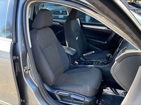 Used 2017 Volkswagen Passat 1.8T S image 8