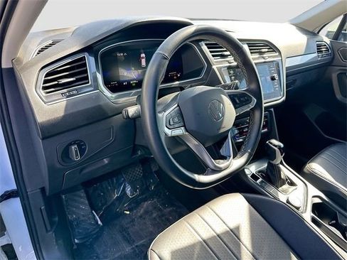 Used 2024 Volkswagen Tiguan SE image 9