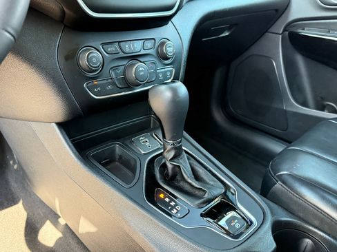 Used 2020 Jeep Cherokee Latitude Plus image 21