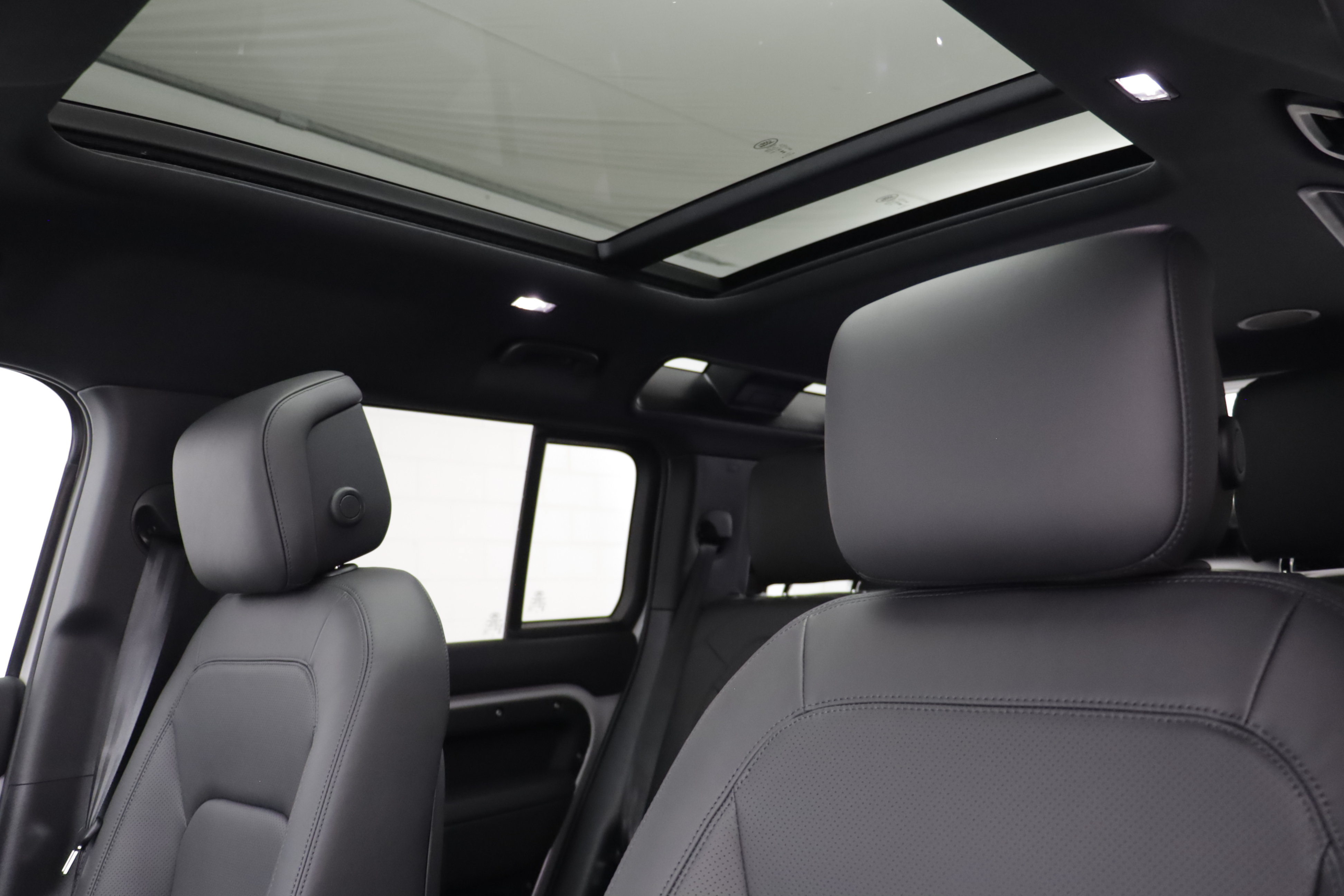 New 2026 Land Rover Defender 110 X-Dynamic SE AWD/4WD image 15