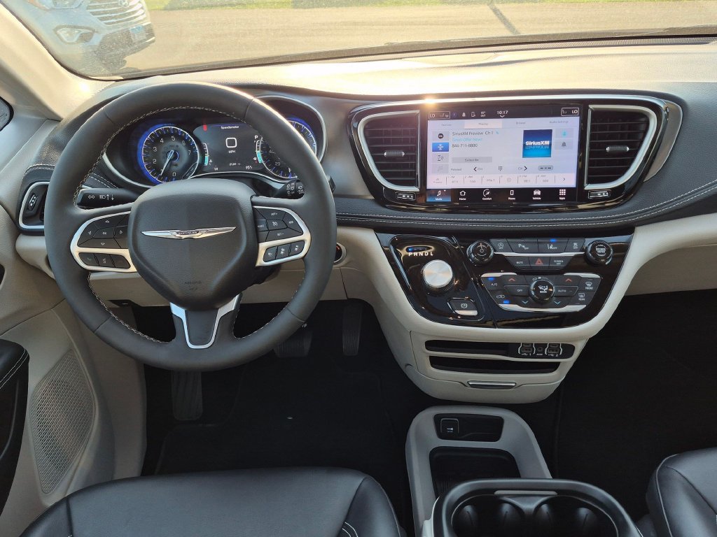 Used 2024 Chrysler Pacifica Touring-L FWD image 21