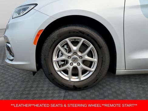 Used 2024 Chrysler Pacifica Touring-L FWD image 14