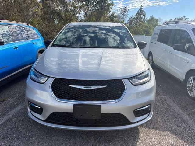 Used 2024 Chrysler Pacifica Touring-L FWD image 3