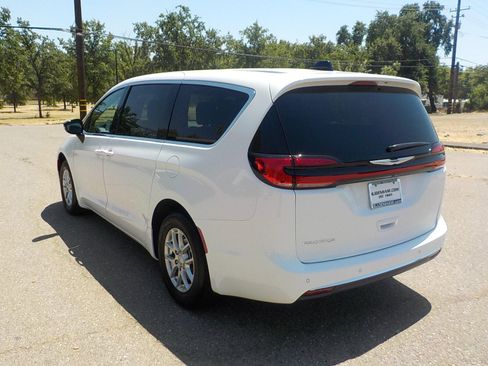 New 2025 Chrysler Pacifica Select image 7