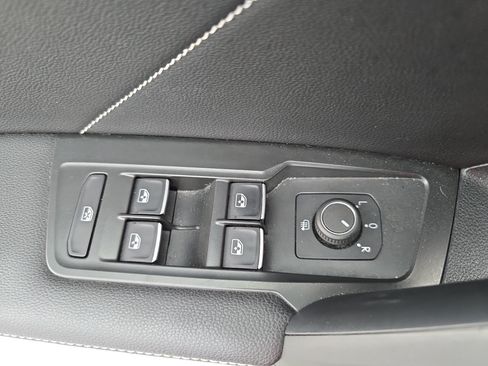 Used 2022 Volkswagen Tiguan SE w/ Panoramic Sunroof Package AWD/4WD image 28