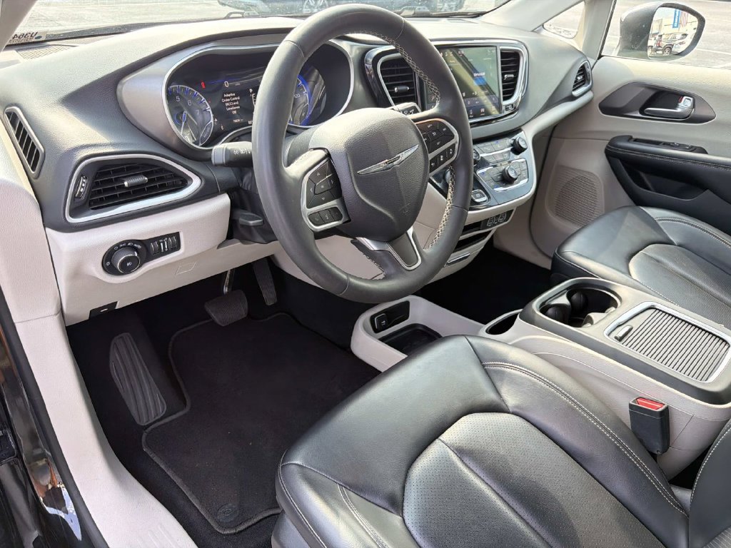 Used 2023 Chrysler Pacifica Touring-L FWD image 23