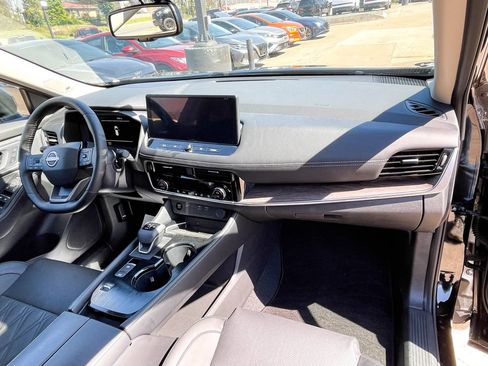 Used 2025 Nissan Rogue Platinum image 9