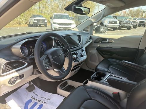Used 2023 Chrysler Pacifica Touring-L AWD/4WD image 15